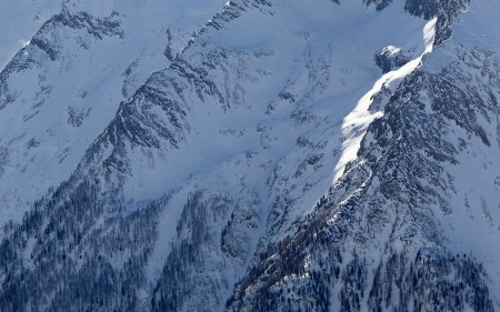 Nur die Hand ragte aus dem Schnee: Skitourengeher von Lawine verschüttet