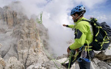 Abseilen in tiefe Schluchten: Zauber der Vertikalen beim Abstieg vom Torre di Brenta.