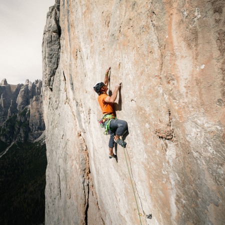 Simon Gietl klettert Route "Blutsbrüder" (8b) frei.