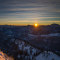 winterliche Tegernseer Hütte im goldenen Morgenlicht