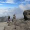 Träger am Kilimanjaro, im Hintergrund Mt. Meru