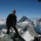 Gut gesichert am Gipfelkreuz vis a vis zum Matterhorn