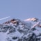 Früher Wurm hat einen Vogel- Monduntergang bei einer frühen Skitour