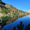 Perfekte Spiegelung des Zugspitzmassivs im Seebensee in der goldenen Stunde