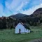 Kapelle mit herbstlichen Berghängen