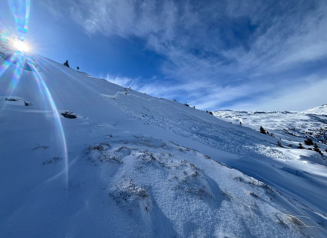 <p>Das Melden von negativ Lawinen, sprich ohne Personenbeteiligung, ist für die Einsatzkräfte sehr wichtig um Ressourcen zu sparen. Entweder über den Alpinnotruf 140 oder die SOS EU ALP-App.</p>