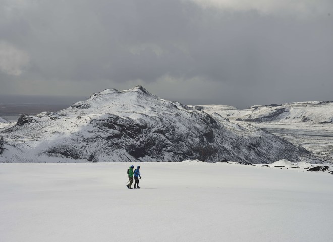 <p>Spaziergehen über den  Sólheima-Gletscher, im Hintergrund das Meer, dem der Fluss Ölfusá gemächlich entgegenstrebt. </p>