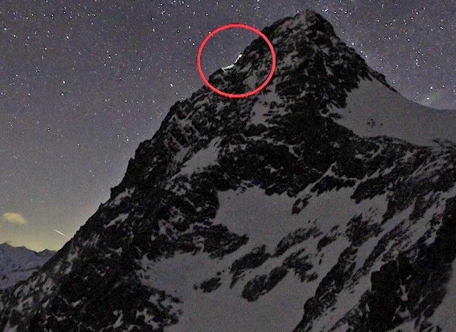 <p>Die Seilschaft in der Nacht am Grat.</p>