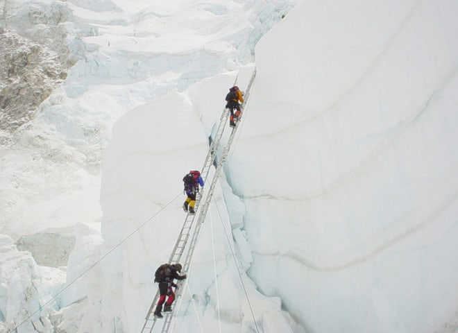 Balanceakt auf Steigeisen: Bergsteiger im Khumbu-Eisbruch auf der Everest-Südseite.