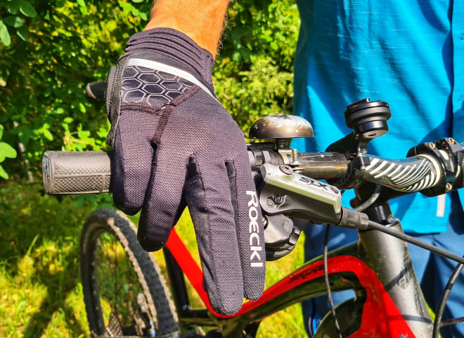 <p>Im Mountainbike-Einsatz: Roeckl Handschuhe Bi-Fusion Morgex</p>