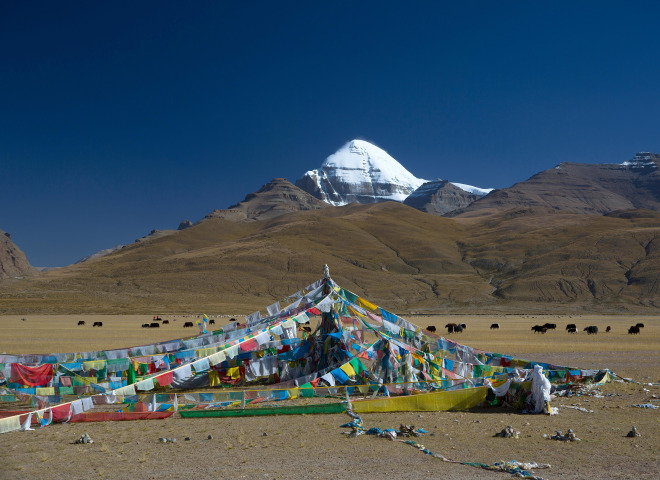 <p>Gebetsfahnen vor dem Kailash in Tibet.</p>