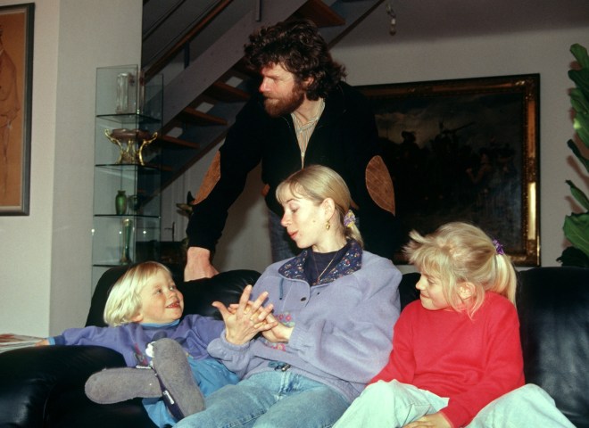 <p>Reinhold Messner und Sabine Stehle und den Kindern Magdalena (6) und Simon (3) im März 1994 in ihrer Wohnung in Meran.</p>