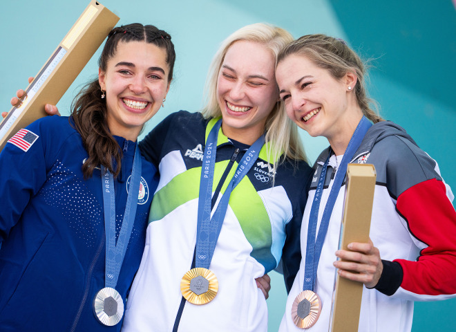 <p>Brooke Raboutou (USA), Janja Garnbret (SLO, Gold) und Jessica Pilz (AUT, Bronze)</p>