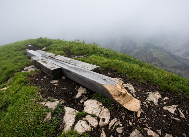 <p>Das zerstörte Kreuz liegt am 06.09.2016 auf dem Gipfel des Schafreuter.</p>