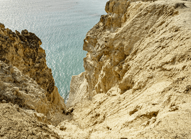 <p>Beeindruckend: die 200 Meter hohen Klippen des Kap Aspro.</p>