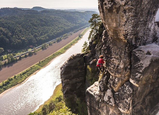<p>Klettern im Elbsandsteingebirge mit Blick auf die Elbe</p>
