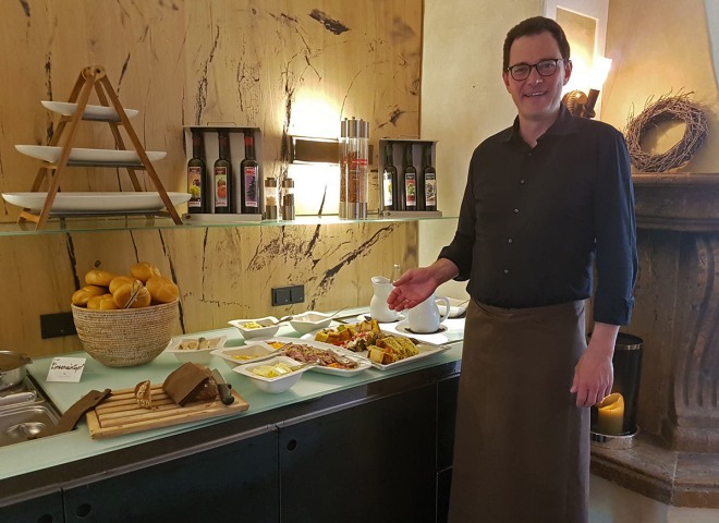 <p>Hervorragende Qualität, gekonnt präsentiert: Peter Staudacher vor seinem bayurvedischen Mittagsmenü.</p>