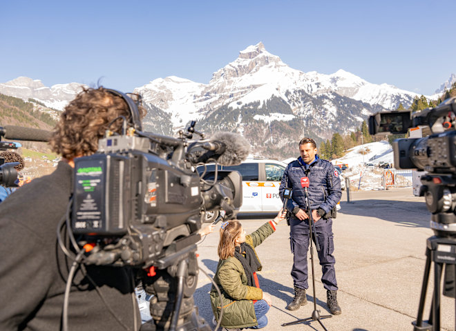 <p>Chef der Kriminalpolizei und Stellvertretender Kommandant der Kantonspolizei Nidwalden, Senad Sakic-Fanger informiert die Medien ueber den Absturz einer Gondel der Gondelbahn Titlis Xpress</p>