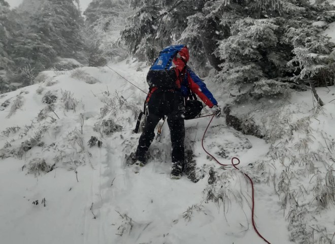 <p>Die Bergwacht beim Rettungseinsatz im Neuschnee.</p>