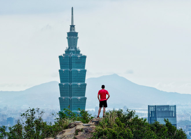 <p>Da ging es rauf: Alex Honnold vor dem Taipei 101 </p>
