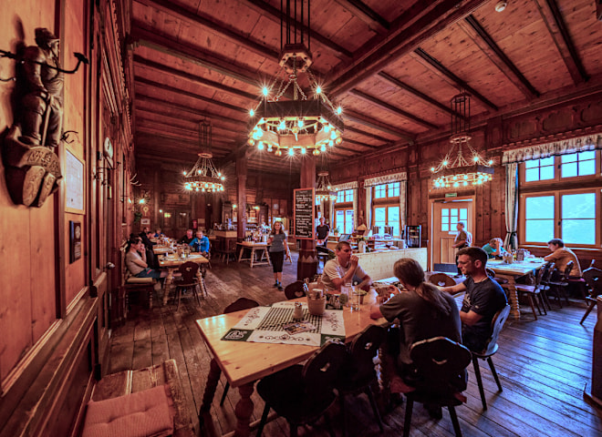 <p>Im Stil des 20. Jahrhunderts: der Speisesaal der Berliner Hütte.</p>