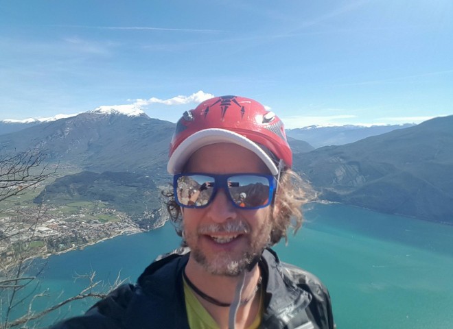 <p>Ist glücklich, wenn die Hände nach Fels und Sonnencreme duften: Portalmanager Holger, hier am Gipfel der Cima Capi.</p>