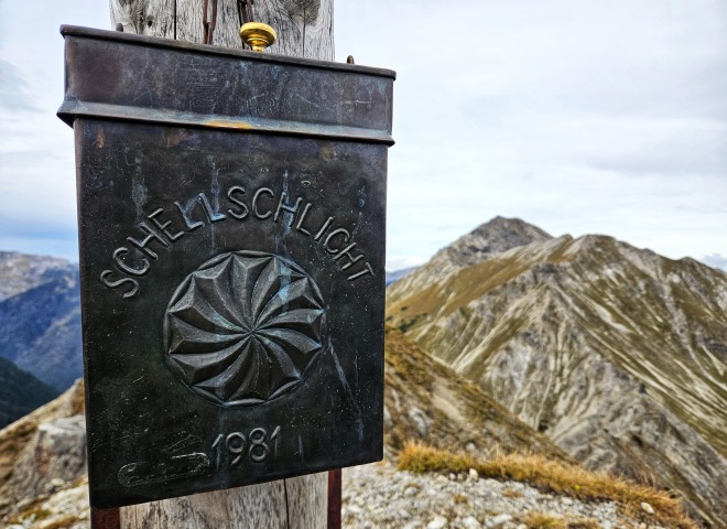 <p>Am Gipfelkreuz der Schellschlicht.</p>