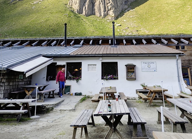 <p>Die Clarahütte duckt sich an den Hang.</p>