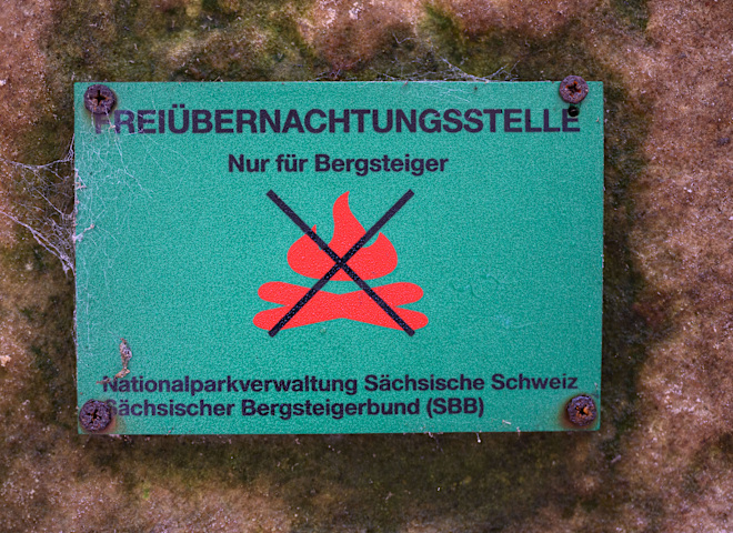 <p>"Nur für Bergsteiger": Hinweisschild für eine "Freiübernachtungsstelle" in der Sächsischen Schweiz.</p>