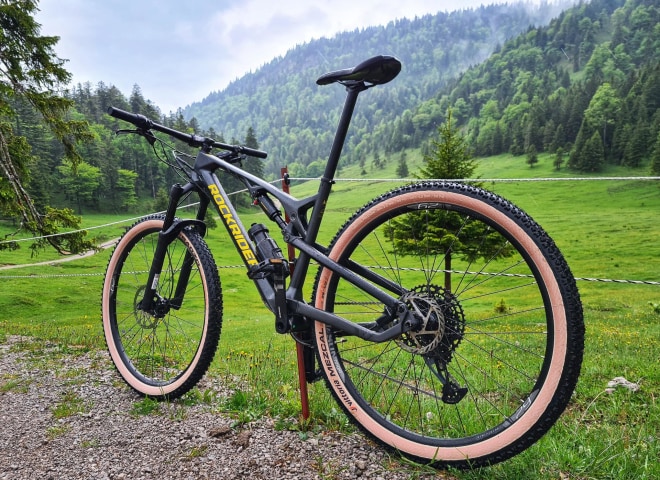 <p>Im Testeinsatz in den bayerischen Alpen: das Rockrider XC 500 S Fully Mountainbike.</p>