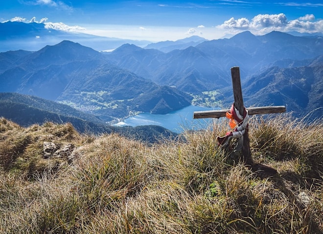 <p>Die Einsamkeit der Gardaseeberge: Blick hinunter zum Ledrosee.</p>