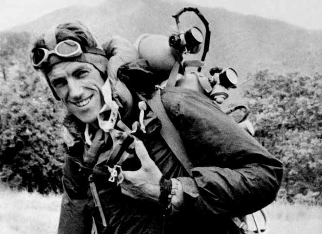 <p>Sir Edmund Hillary bei einem Fototermin in Kathmandu am 30. Juni 1953 - gut einen Monat nach der erfolgreichen Erstbesteigung des Everest. </p>