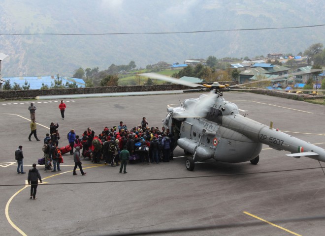 Bergsteiger und Sherpas warten in Lukla auf den Weiterflug nach Kathmandu.