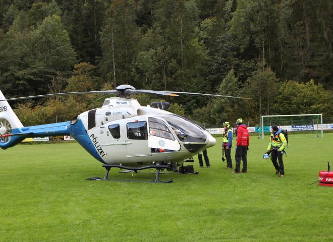 <p>Hubschrauber der Bergwacht auf einem Sportplatz in Ramsau bei Berchtesgaden.</p>