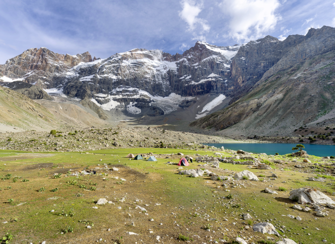 <p>Märchenwiese: Zeltplatz am Chim­targa See vor der Mirali Hauptwand.</p>