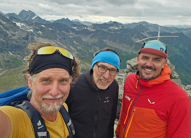 <p> Authentische Bergwelt rund um Klosters: das ALPIN-Duo Holger Rupprecht (li.) und Andreas Erkens (re.) mit Bergführer Ueli Hew am Gipfel der Tällispitz.</p>