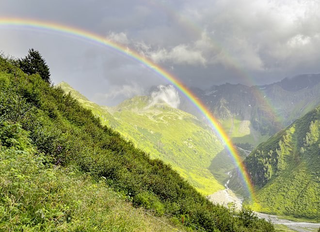 <p>Auf der Vier-Seen-Wanderung: doppelter Regenbogen beim Blick hinab zum Verstanclabach</p>