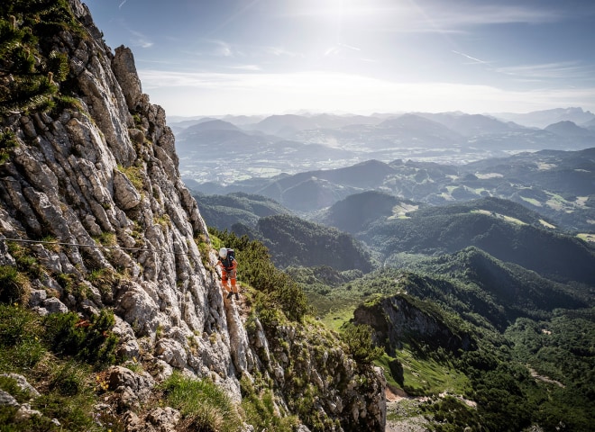 <p>Im oberen Teil des Hoch­thron-Klettersteigs ist das Gelände purer Genuss.</p>