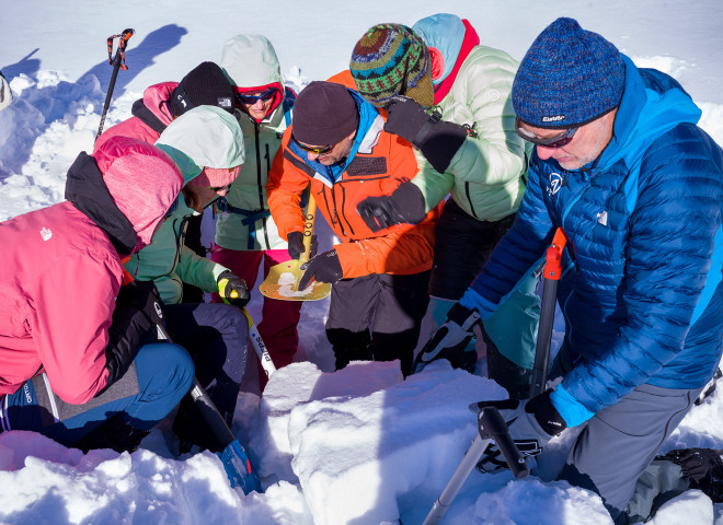 <p>Schneeprofil bestimmen: Auch das wird Teil des Symposiums sein. </p>