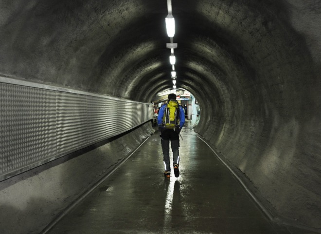 <p>Gut durchlöchert: Viele Tunnel unterhöhlen Saas-Fee und einer führt zur Bahn Metro Alpin Richtung Mittelallalin.</p>
