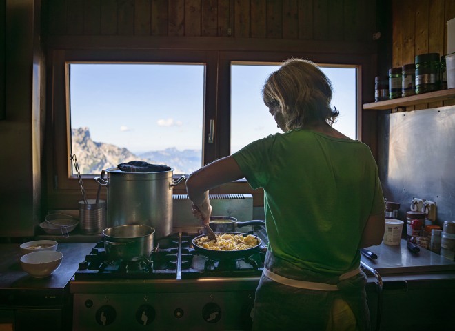 <p>Beste Aussichten: Silvia Klausner wendet den Kaiserschmarrn auf der Welser Hütte. </p>