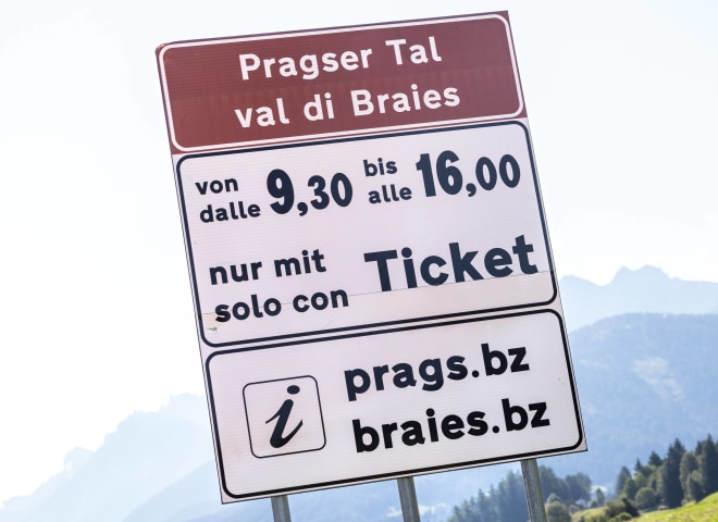 <p>Reglemtierungsmaßnahme: Am Pragser Wildsee, einem DER touristischen Hotspots der Dolomiten, ist für die Zufahrt in der Hochsaison eine Online-Reservierung erforderlich. </p>