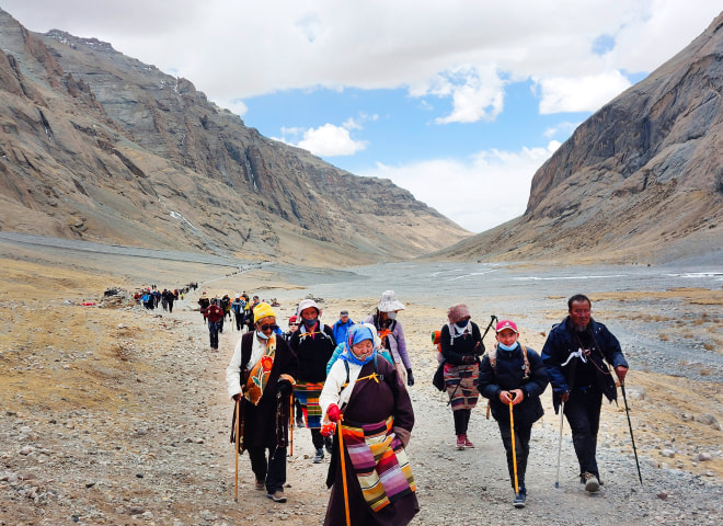<p>Ein schier endloser Pilgerstrom fließt um den heiligen Berg Kailash. </p>