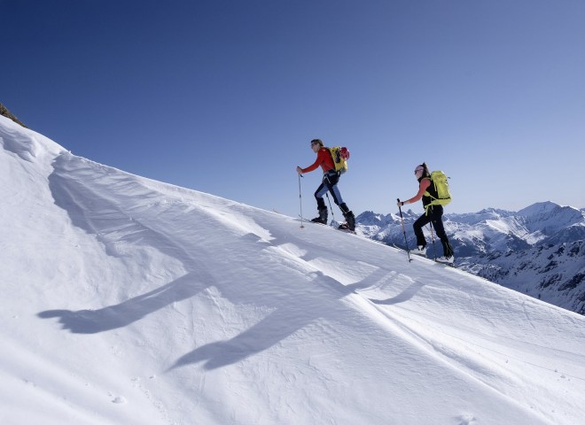 <p>Beim Aufstieg zum Gamskarkogel führt die Route durch kupiertes Gelände. Das macht den Aufstieg abwechslungsreich.</p>