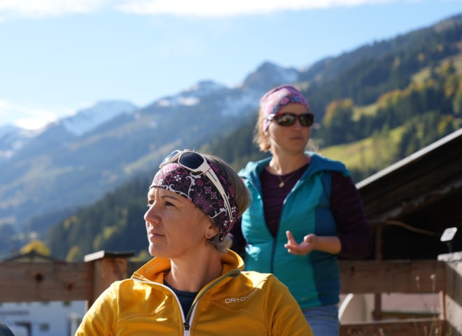 <p>Zwei Bergwanderführer-Aspirantinnen in der Ausbildung</p>