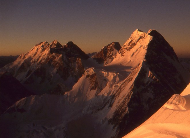 <p>Blick vom Lager am K2 Südostgrat auf etwa 7700 Metern Höhe nach Süden zu Gasherbrum I, II, III und IV sowie Broad Peak Central und Broad Peak Hauptgipfel. </p>