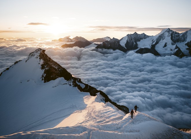 <p>Das Bishorn (4151 m) in den Walliser Alpen gilt als einfacher Viertausender und ist für viele Bergsteiger auch ihr erster. Das Fotografenkollektiv „The Alpinists” hat mit „Lost in the Alps 2” einen wunderbaren Bildband mit Wanderungen, Hochtouren und Mehrtagestouren zusammengestellt. </p>