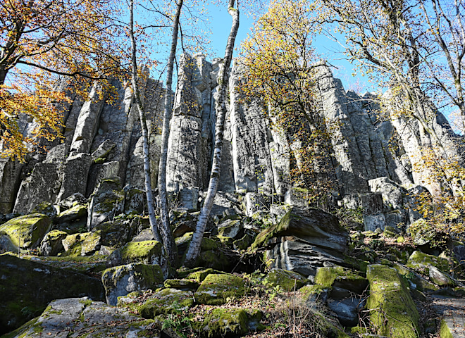 <p>Blick auf die Steinwand bei Poppenhausen in der Rhön – hier stürzte ein 72-jähriger Kletterer mehrere Meter in die Tiefe.</p>