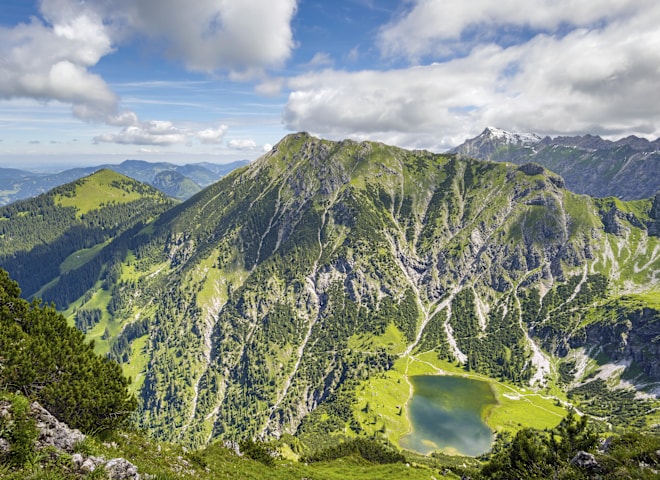 <p>Der Untere Gaisalpsee von oben gesehen.</p>