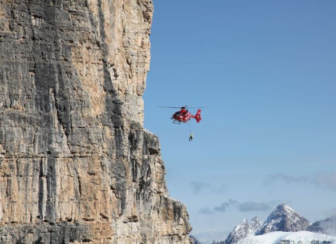 Gemeinsam mit dem Windenmann berechnet der Bergretter die Seillänge so genau, dass der Pilot ganz nahe an den Verletzten heranfliegen kann. 